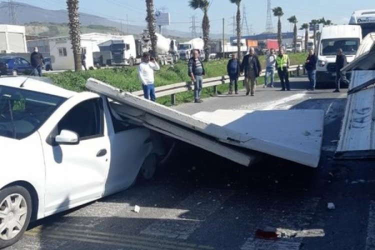 İzmir'de trafik ışıklarında aracın &uuml;zerine duvar d&uuml;şt&uuml;