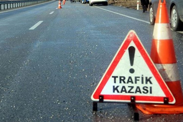 İstanbul'da kamyon yola devrildi! Trafik kilitlendi