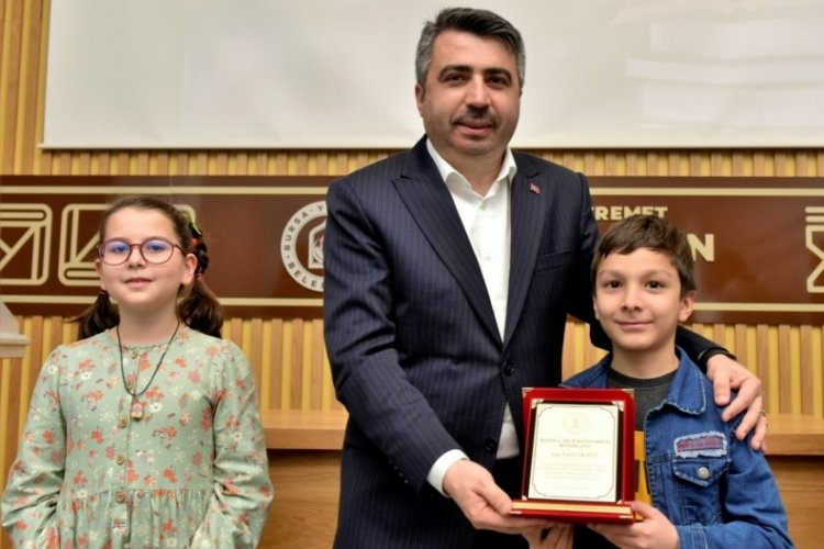 Bursa'da Yıldırım'ın kitap kurtları &ouml;d&uuml;llendirildi