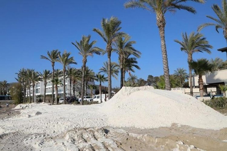 Muğla'da sahile d&ouml;k&uuml;len beyaz kum ekipler tarafından kaldırıldı