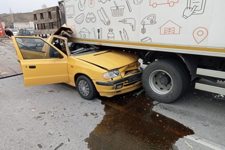 Pikabın kamyonetin altına girdiği kazada 1 kişi ağır yaralandı
