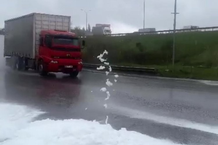 Yağmurla birlikte Tuzla'da yollar k&ouml;p&uuml;kle kaplandı