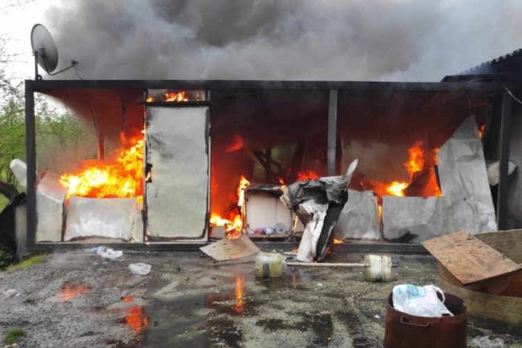 Sakarya'da mangal k&ouml;m&uuml;r&uuml; &uuml;retim tesisi alev alev yandı