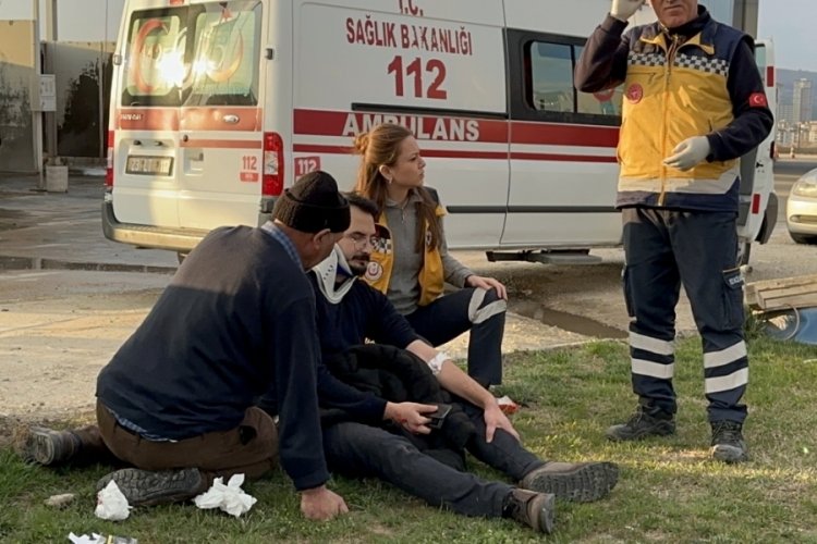 Elazığ'da karşı şeride ge&ccedil;en hafif ticari ara&ccedil;, otomobille &ccedil;arpıştı
