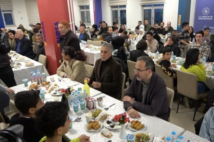 Bakan Kasapoğlu, Bursa'da milli ma&ccedil; &ouml;ncesi depremzedelerle iftarını yaptı