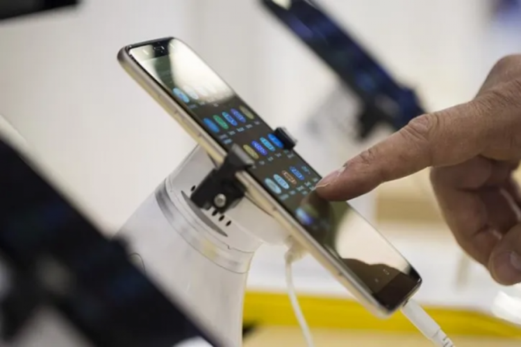 İthal telefonlara 'g&uuml;mr&uuml;k zammı' iptal