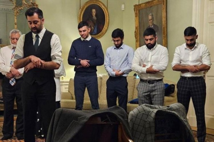 İsko&ccedil;ya'nın M&uuml;sl&uuml;man Başbakanı resmi konutta ailesine namaz kıldırdı