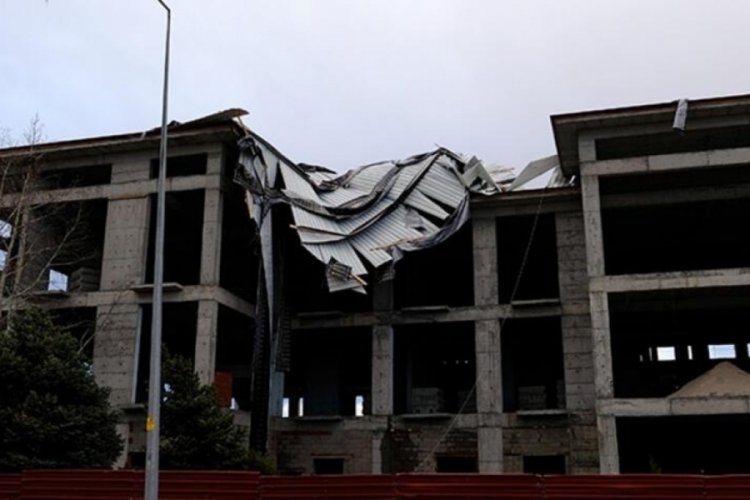 Erzincan'ı fırtına vurdu! Caminin minaresi yıkıldı