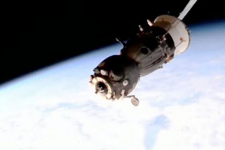 G&ouml;ktaşının &ccedil;arptığı Soyuz MS-22, D&uuml;nya'ya indi