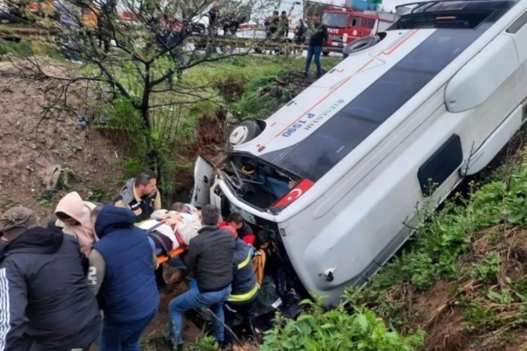 Kocaeli'de iş&ccedil;i servisi devrildi! Yaralılar var