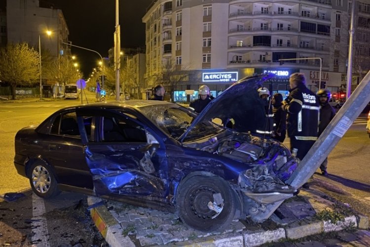 Tekirdağ'da iki otomobil kavşakta &ccedil;arpıştı! Yaralılar var