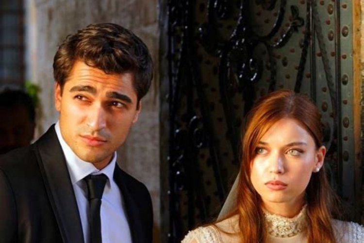 Afra Sara&ccedil;oğlu ile Mert Ramazan Demir birlikte tiyatroya gitti