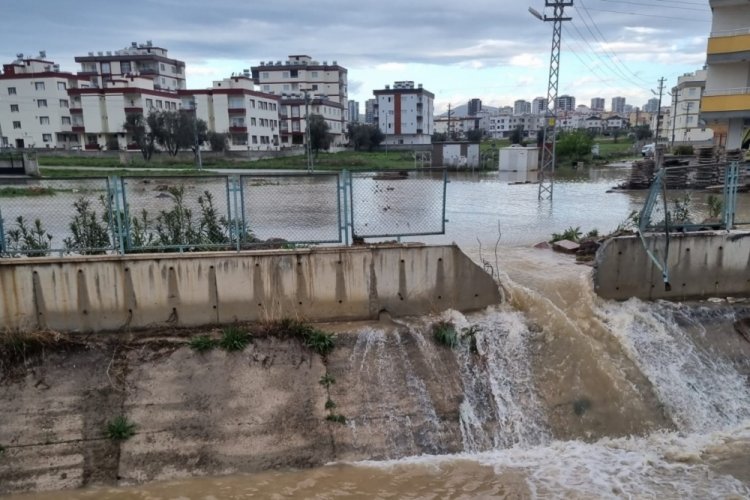 Mersin'de patlayan boru mahalleyi sular altında bıraktı,