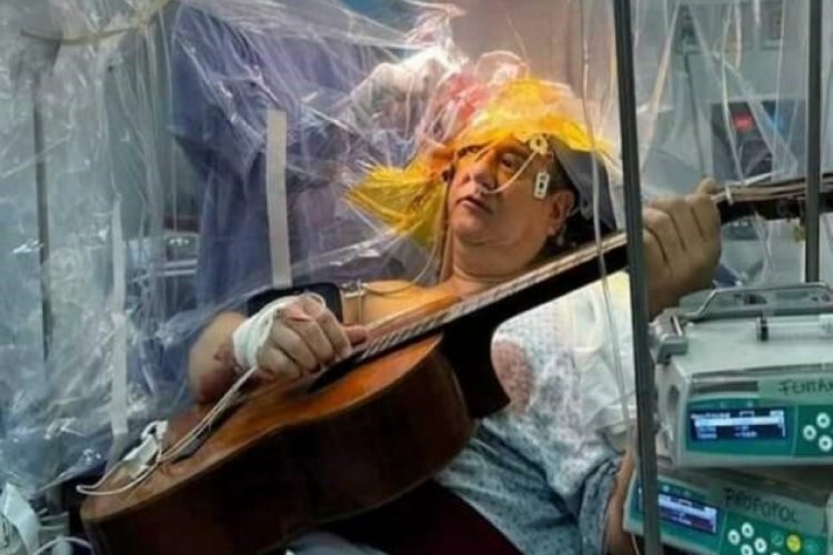 Meksika'da bir kişi beyin ameliyatı olurken gitar &ccedil;aldı