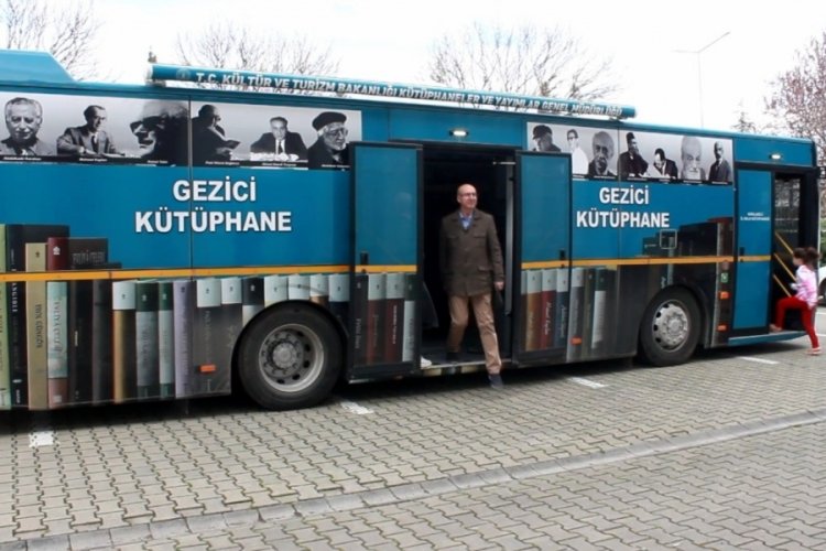 Depremzede &ccedil;ocuklar gezici k&uuml;t&uuml;phane ile buluştu
