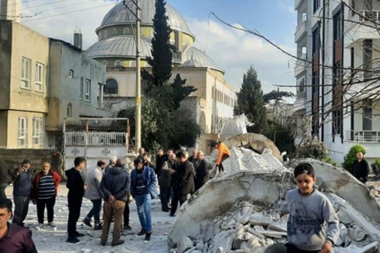 Adıyaman'da minare evin &uuml;zerine devrildi! Mahalleli panik oldu