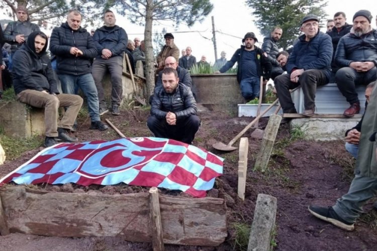 Babalarının vasiyetini yerine getirdiler! Trabzonspor bayrağı...
