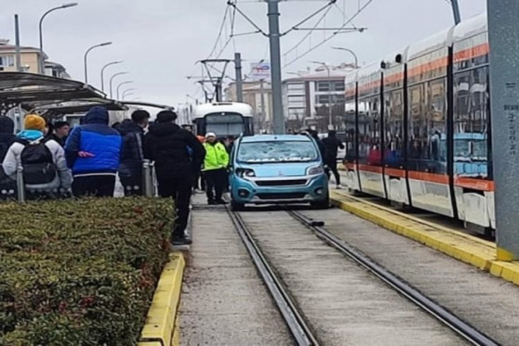 Tramvay yolundan giden aracın &ccedil;arptığı 17 yaşındaki Kader yaşamını yitirdi