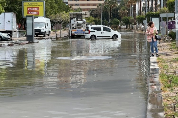 Deprem b&ouml;lgesi İskenderun'da fırtına denizi taşırdı