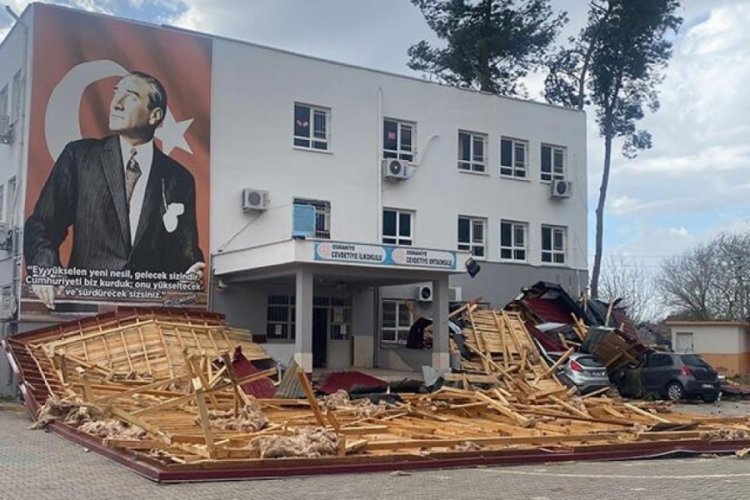 Osmaniye'de fırtına; okul &ccedil;atısı u&ccedil;tu, otomobiller hasar g&ouml;rd&uuml;