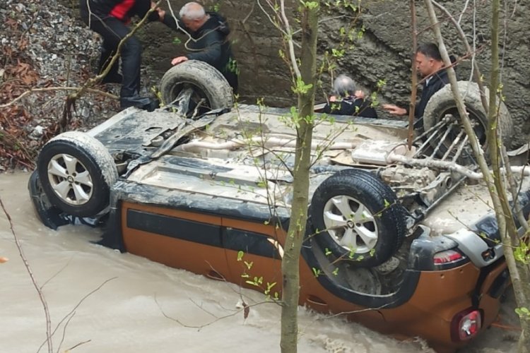 Adana'da dere yatağına u&ccedil;an otomobilde 3 kişi yaralandı