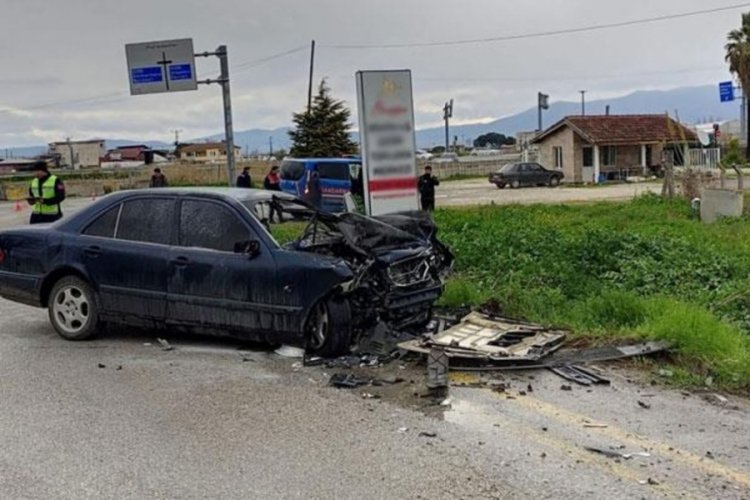 Manisa'da tır ile kafa kafaya &ccedil;arpışan otomobil s&uuml;r&uuml;c&uuml;s&uuml; hayatını kaybetti