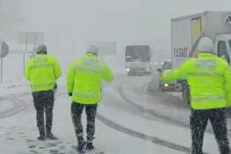 Bolu Dağı ge&ccedil;işi İstanbul istikametinde tır devrildi! Yol trafiğe kapatıldı