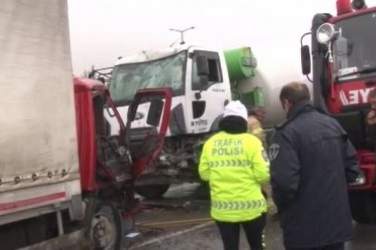 İstanbul'da beton mikseri ile kamyonet kafa kafaya &ccedil;arpıştı