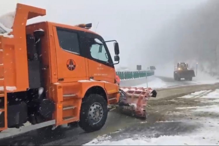 D&uuml;zce'de kar yağışı kaza getirdi