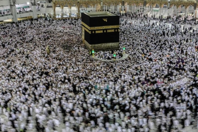 M&uuml;sl&uuml;manlar Kabe'ye akın etti
