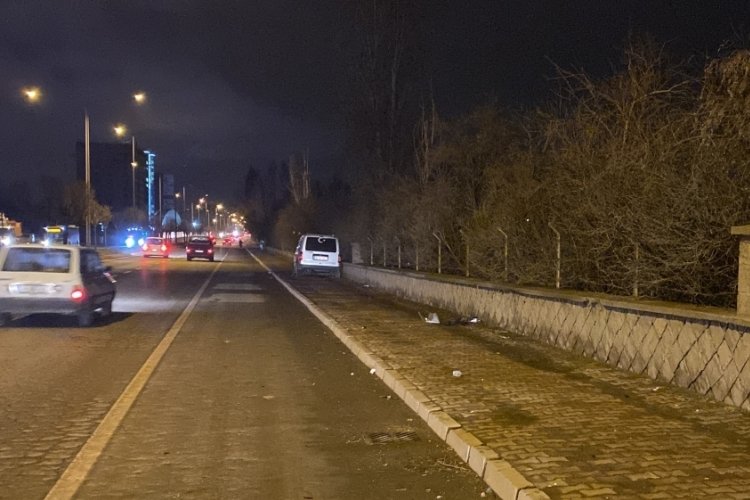 Kayseri'de direksiyon hakimiyetini kaybeden s&uuml;r&uuml;c&uuml; duvarı yıktı