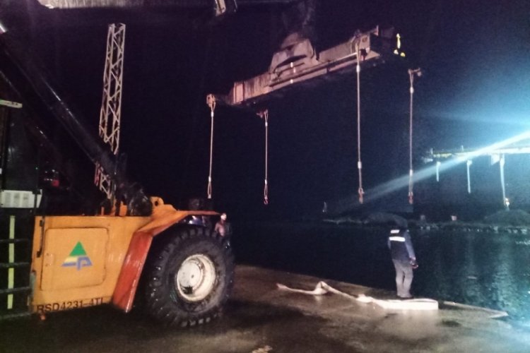 Artvin Hopa'da kamyonet denize d&uuml;şt&uuml;: 1 &ouml;l&uuml;, 1 yaralı