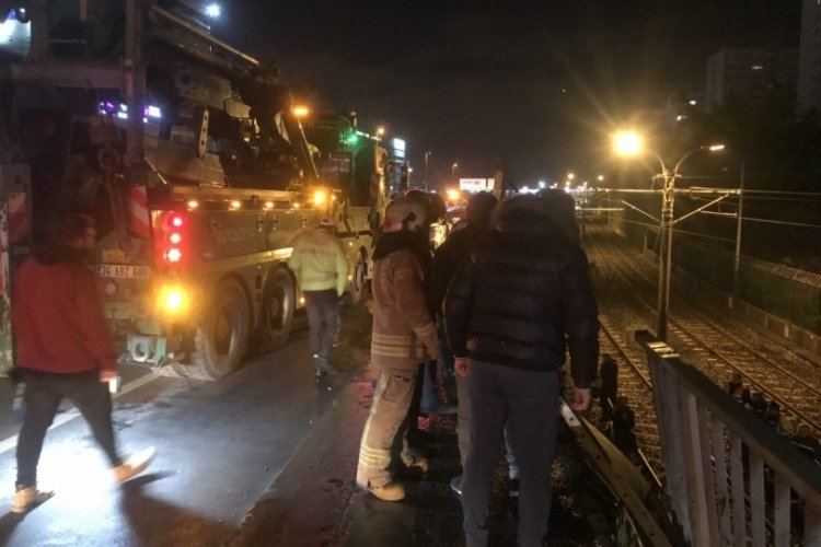 İstanbul'da kontrolden &ccedil;ıkan ara&ccedil; metro yoluna u&ccedil;tu