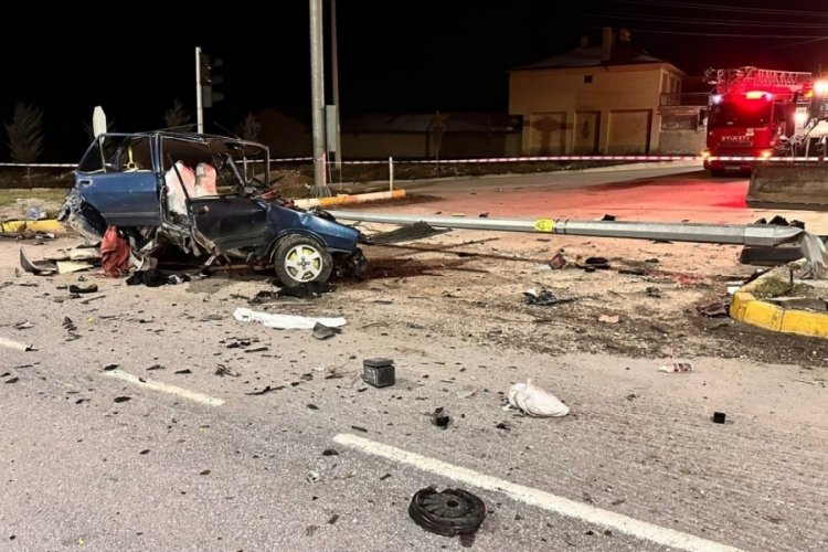 Afyonkarahisar'da otomobiller &ccedil;arpıştı: 3 kişi yaralandı