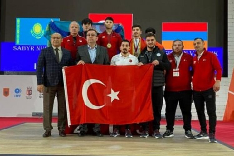 Milli halterci Kerem Kurnaz d&uuml;nya şampiyonu