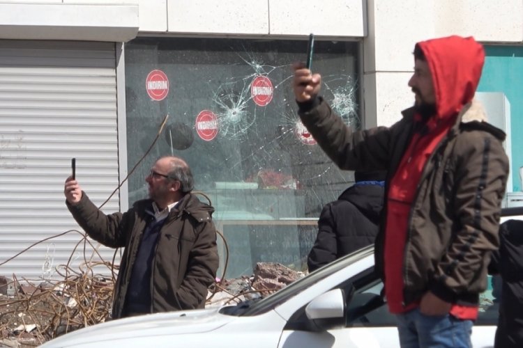 Toza aldırış etmeden cep telefonlarıyla enkaz &ccedil;alışmasını g&ouml;r&uuml;nt&uuml;lediler