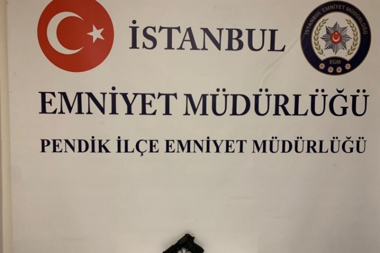 İstanbul'da kadını ara&ccedil; i&ccedil;erisinde darp eden silahlı şahıs yakalandı