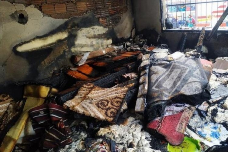 Adana'da pencereden yakıcı madde attılar, ev k&uuml;l oldu!