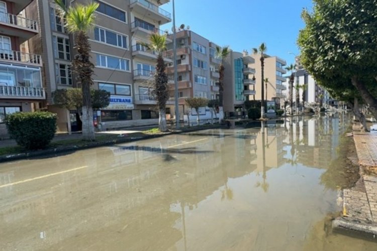 İskenderun sahili 1 metre &ccedil;&ouml;kt&uuml;! Kıyı ile deniz birbirine girdi