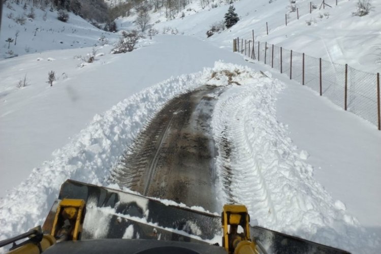 Sivas'ta yoğun kar yağışı! Yollar kapandı