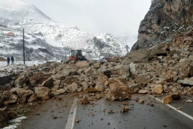 G&uuml;m&uuml;şhane'de yola kaya par&ccedil;aları d&uuml;şt&uuml;! Yol kapandı