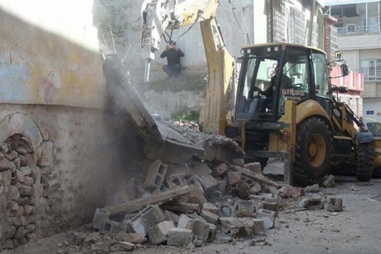 Kilis'te ağır hasarlı binalar yıkılmaya başladı