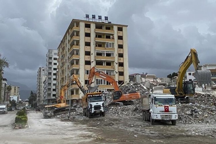 Osmaniye'de acil yıkılacak olan binalar yıkıldı
