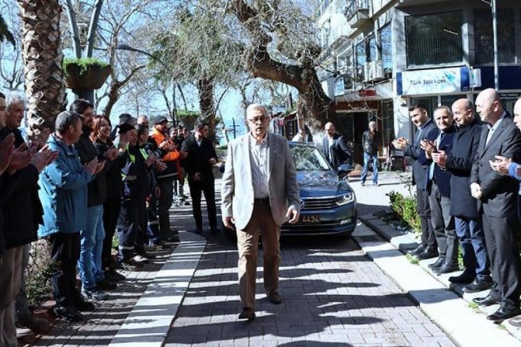 Bı&ccedil;aklı saldırıda uğrayan Erdek Belediye Başkanı, g&ouml;revine başladı