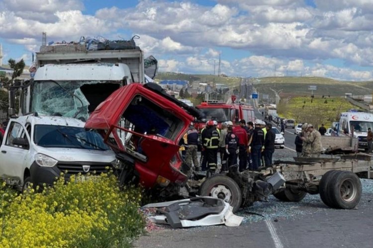 Şanlıurfa'daki zincirleme kazada 2 kişi &ouml;ld&uuml;, 4 kişi yaralandı