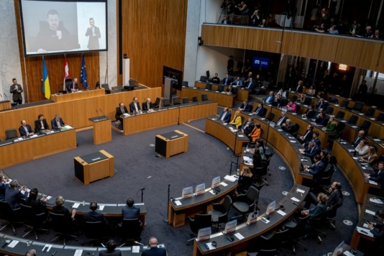 Zelenski konuşurken, milletvekilleri meclisi terk etti