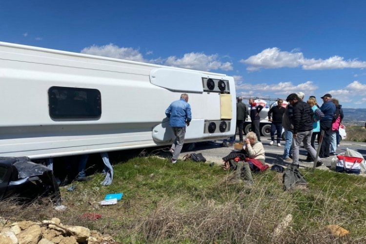 Denizli'de otomobil ile midib&uuml;s &ccedil;arpıştı