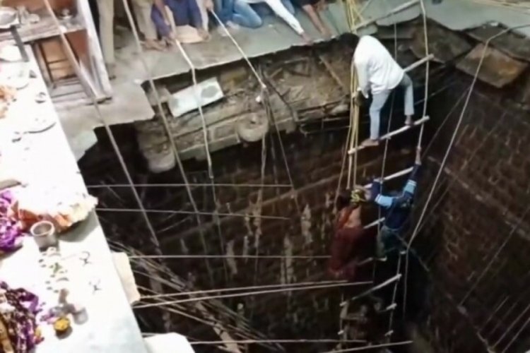Hindistan'da tapınağın zemini &ccedil;&ouml;kt&uuml;: 13 kişi hayatını kaybetti