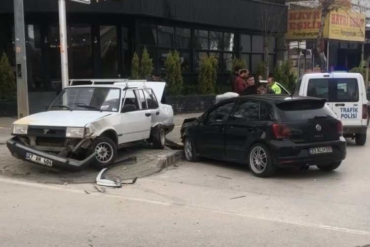 Gaziantep'te bir saat &ouml;nce satın aldıkları ara&ccedil;la kaza yaptılar