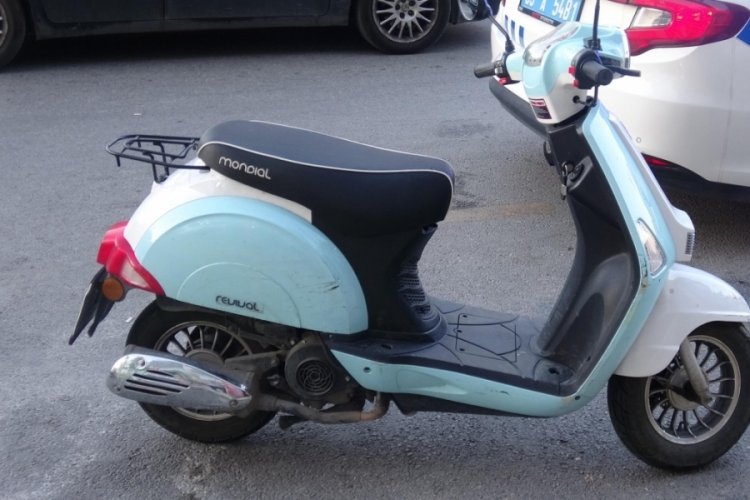 İzmir'de direğe &ccedil;arpan motosikletin s&uuml;r&uuml;c&uuml;s&uuml; ağır yaralandı